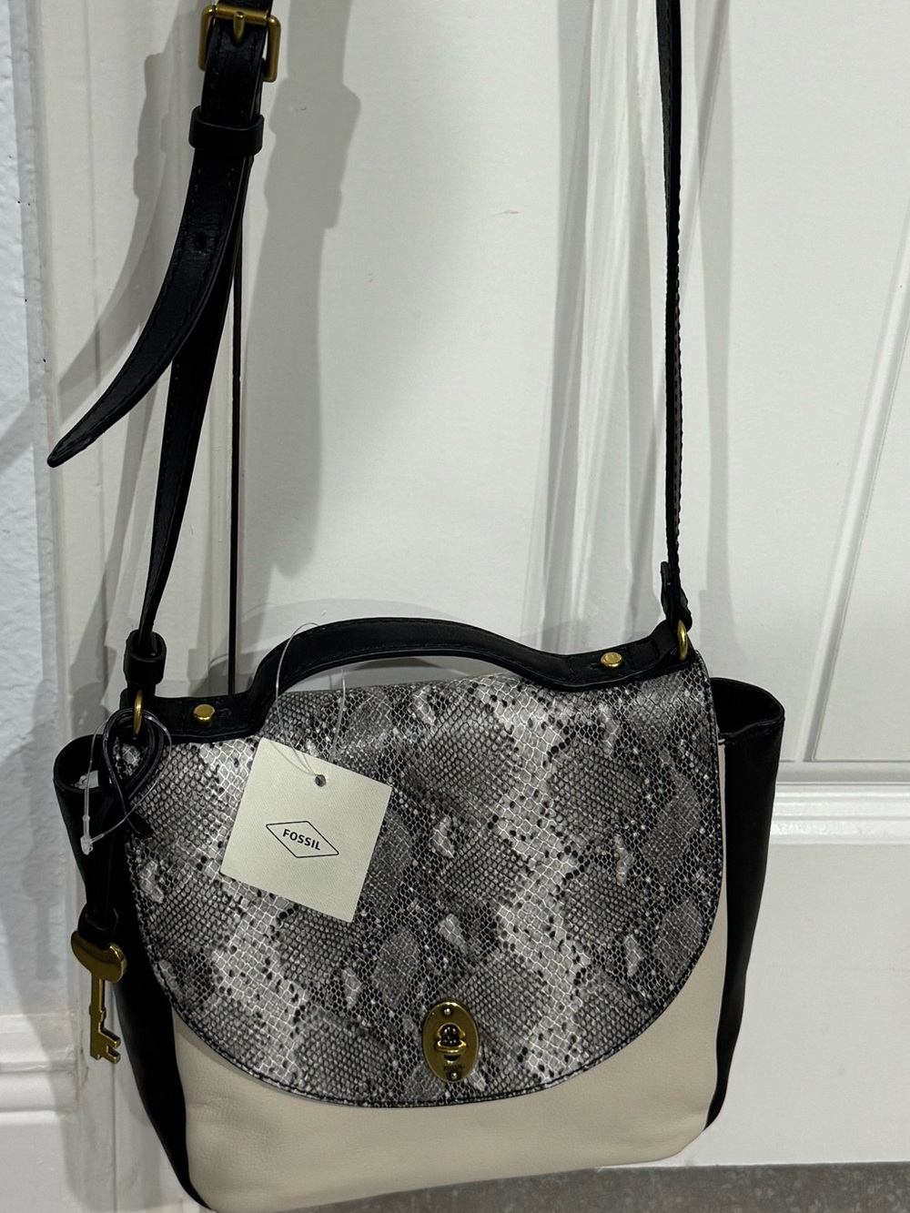 NWT
Fossil Vintage Classic Crossbody Black Leather Snake (Black and bone)